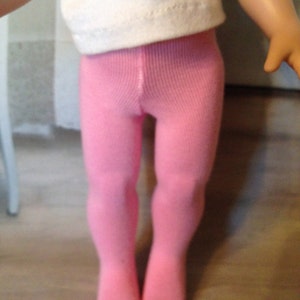 Op de afbeelding: Roze panty's voor een pop, gemaakt van een zachte, rekbare stof. De panty's zijn effen en hebben een gladde afwerking.