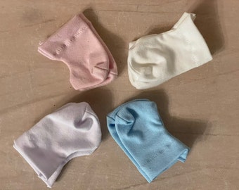 Puede incluir: Cuatro pares de calcetines de tobillo en diferentes colores: rosa, blanco, morado claro y azul claro.