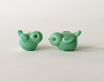 Perles de poulet vertes : Paire de poulets printaniers pâles (13 x 12 x 10 mm)