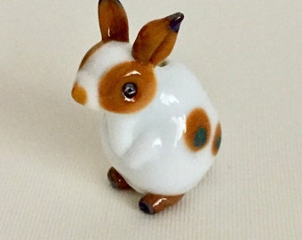 Tortoise and white  english spot Bunny bead. Hes about 1 1/2 inches tall   Brand new, looking for a home