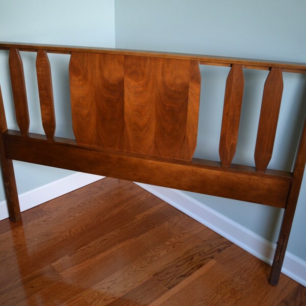 Magnífico de los años 60 mediados de siglo modernos nogal cabecero completo