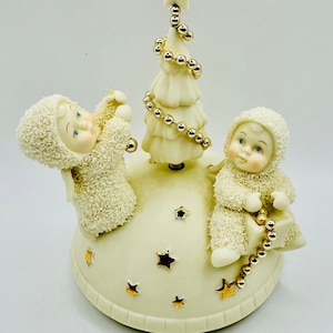 Vintage Snowbabies Dept 56 “Trimming  the Tree” Music Box With Spinning Revolving Christmas Tree. Plays Otannenbaum. Original Box Mint