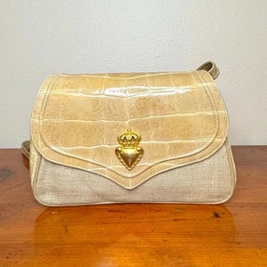 Vintage Sondra Roberts Rare Find 1980's piel de cocodrilo sintética bronceado oro emblema crossbody hombro embrague tamaño mediano bolso bolso bolsillo