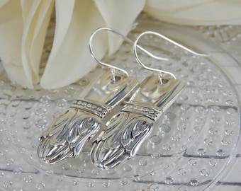 Puede incluir: Pendientes de plata con un diseño floral detallado. Los pendientes están hechos de cubiertos reciclados.