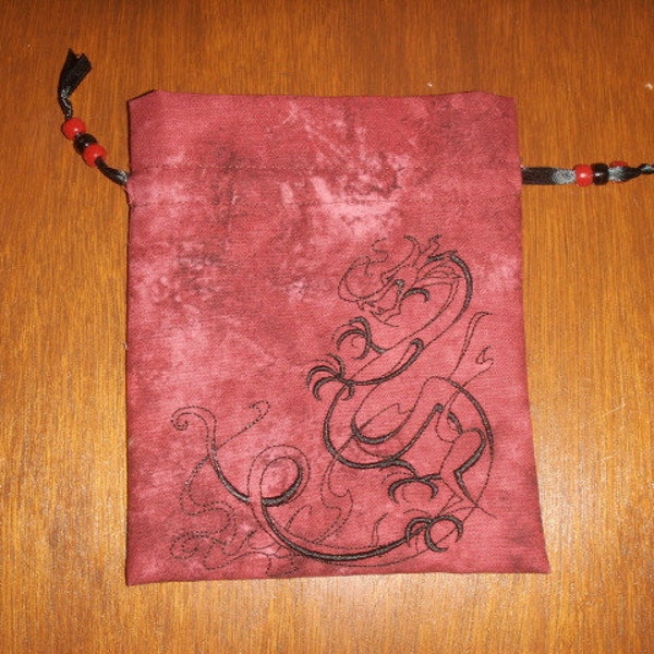 Dragon de tierra - Batik rojo Tarot o cristal Keeper bolsa con m&aacute;quina bordada drag&oacute;n negro