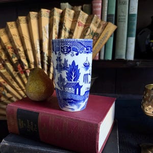 Vintage Blue Willow drinkglas · Japans blauw-wit aardewerk uit het midden van de 20e eeuw · Chinoiserie bekervaas