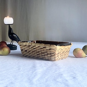 Vintage Anchor Hocking Amber Glass Loaf Pan with Woven Basket Cradle – 1970s Autumn Kitchen Decor – Cottagecore Bakeware Cozy Autumn Kitchen