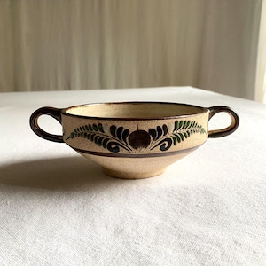 Tazón de cerámica arenisca pintado a mano con asas · Netzi México · Circa 1970–80 · Tonalá, Jalisco, México