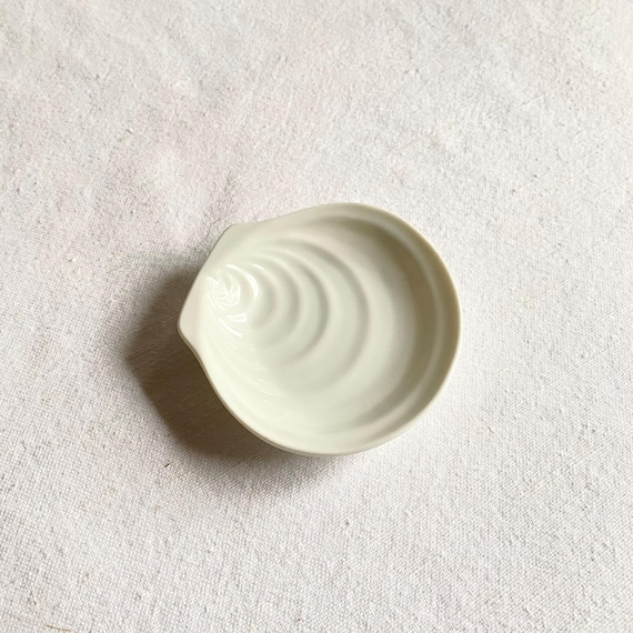 small shell form ceramic dish • 3.5" - image 3