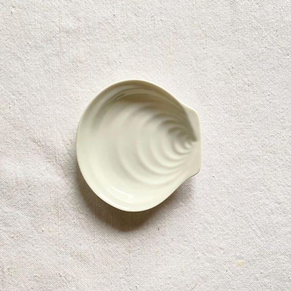 small shell form ceramic dish • 3.5" - image 1