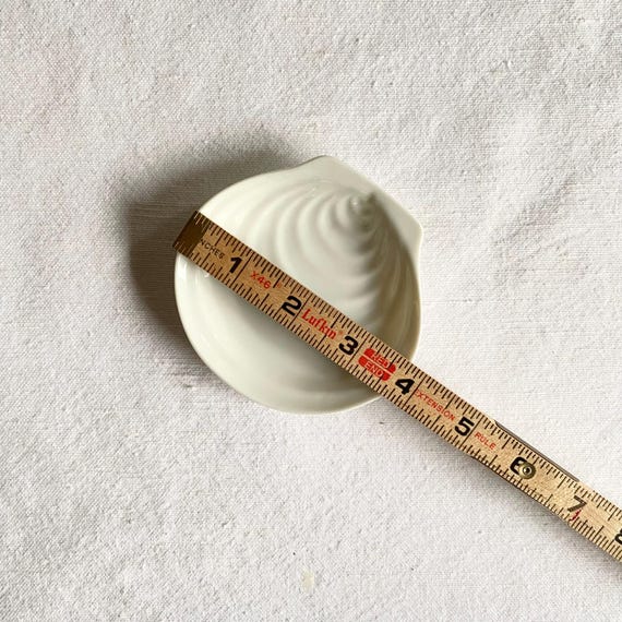 small shell form ceramic dish • 3.5" - image 7