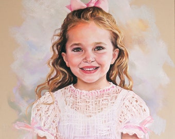Puede incluir: Un retrato pastel de una niña joven con el pelo largo y rizado rubio que lleva un vestido blanco de encaje con detalles rosas y un lazo rosa en el pelo. Ella está sonriendo.