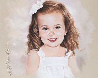 Puede incluir: Un retrato de una niña pequeña con el pelo largo y rizado castaño, vistiendo un vestido blanco y un lazo blanco en el pelo. Está sonriendo y mirando a la cámara.