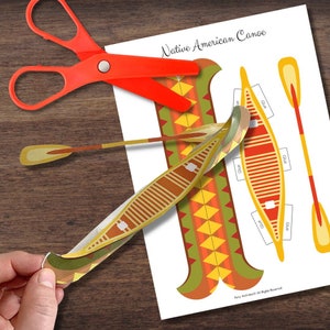 Könnte beinhalten: Ein ausdruckbares Bastelprojekt für ein indianisches Kanu. Das Papierbastelset enthält ein Kanu, zwei Paddel und Anweisungen zum Zusammenkleben der Teile. Das Kanu ist mit einem geometrischen Muster in Gelb, Orange und Grün verziert.