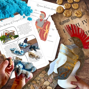 Könnte beinhalten: Ein römischer Kriegerhelm mit roter Feder und goldenen Akzenten. Der Helm ist aus weißem Gips und steht auf einer braunen Holzoberfläche. Das Bild zeigt auch eine römische Zahlentabelle, ein Diagramm der Rüstung eines römischen Kriegers und eine blaue Sandburg.