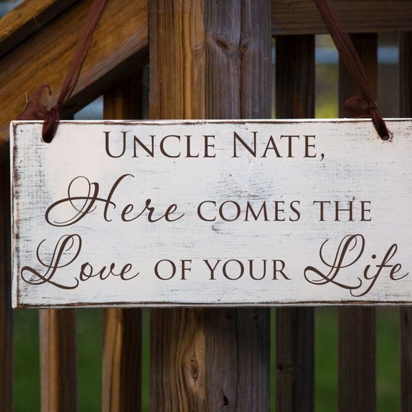 Signo de la boda, tío, aquí viene el amor de su vida / 7in x 16in / decoración de la boda, boda rústica, barer de anillo, chica de la flor, signo de la isla