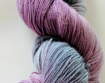 Handgefärbtes SW Merino/Nylon Fingering Weight - "Shades of Purple CA"