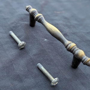 5 tillgängliga Vintage New Old Stock "Amerock" Allison Franciscan Bar Dresser Handtag Skåpdörrhandtag Antik Mässingsfinish