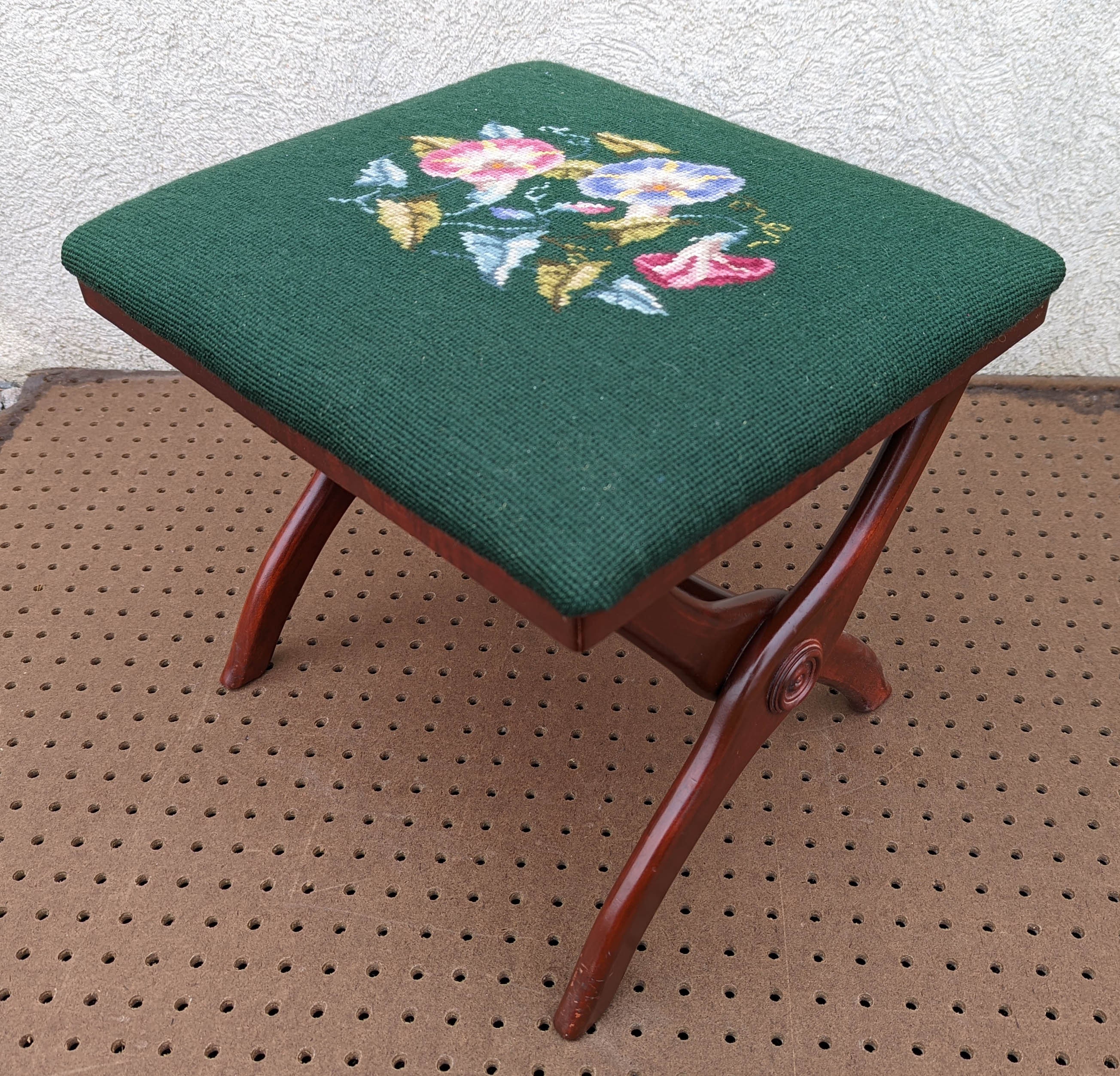 Banco antiguo vintage victoriano de madera maciza para arrodillarse, reposapiés, otomano, soporte para plantas, tela floral verde, diseño de bordado