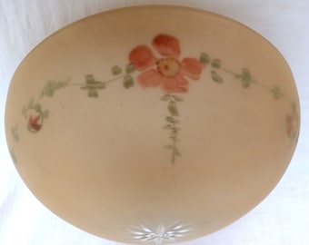 Antiker, großer, einzigartiger Lampenschirm, beige, schweres Glas, Rückseite, handbemalt, rosafarbene Blumen, Kuppel, halbbündige Deckenmontage, Hängeleuchte, 25,4 cm D