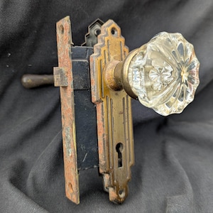 Può includere: Set di ferramenta per porte antiche con pomello in vetro trasparente con design floreale. Il set include una placca posteriore color ottone e un meccanismo di chiusura arrugginito, che mostra un aspetto vintage.