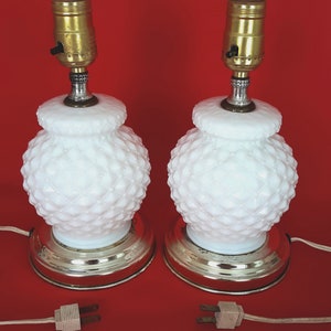 Vintage Matching Pair Quilted Design Milk Glass Brass Plated Metal Footed Dresser Bedroom Vanity Bedside Boudoir Table Lamps Retro Lighting