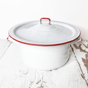 Vintage White Enamelware Cooking Pot with Lid – Red Trim & Handles, Medium Size, Rustic Kitchen Decor