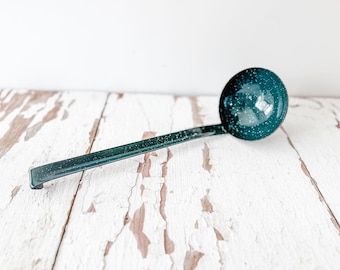 Cucharón de esmalte vintage – Cucharón para sopa verde oscuro moteado – Decoración de cocina rústica – Cuchara para servir rústica