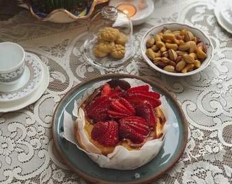 Basken-Käsekuchen mit Erdbeeren und Karamell