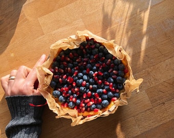 Baskischer Käsekuchen mit Heidelbeeren und Granatapfel