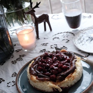 Basken-Käsekuchen mit Sauerkirsch-Topping Bild 1