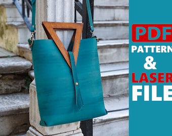 Puede incluir: Bolso tote de cuero turquesa con un asa triangular de madera. El bolso tiene un borla y un acento dorado. La imagen incluye el texto "PDF PATTERN & LASER FILE".