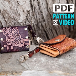 Op de afbeelding: Twee leren portemonnees met sleutelhangers. Eén is donkerpaars met een bloemenontwerp en zilveren klinknagels. De andere is bruin met een reliëfpatroon. De tekst "PDF PATTERN VIDEO" is ook zichtbaar.