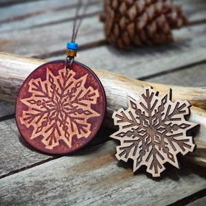 Timbro in legno a forma di fiocco di neve per lavori artigianali in pelle / Timbro per ornamenti natalizi in pelle / 5,5 cm di diametro o 2,2&#39;&#39; x 2,2&#39;&#39;