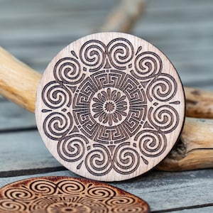 Timbro in legno Meandros Wind Mandala per lavorazione della pelle / diametro 8 cm o 3,14"