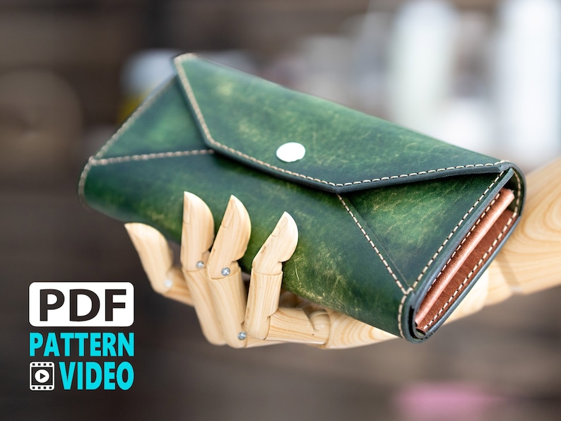 Long wallet woman purse in green color. PDF leather pattern.

Eleana Workshop
