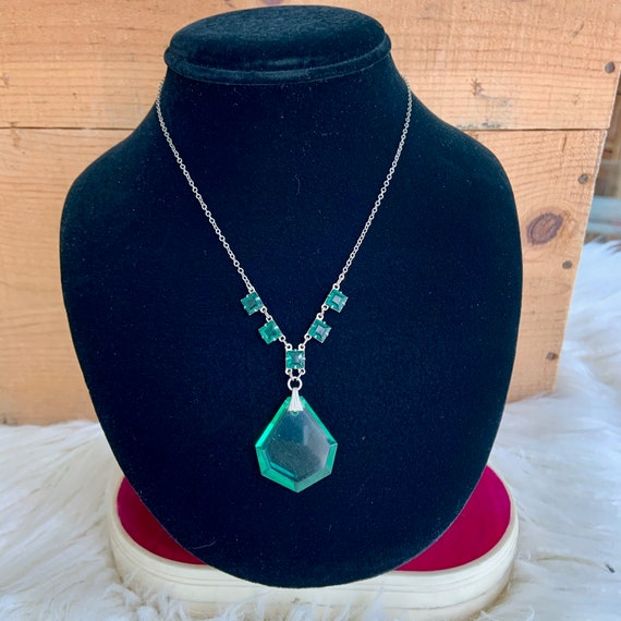 1920s Art Deco green glass necklace