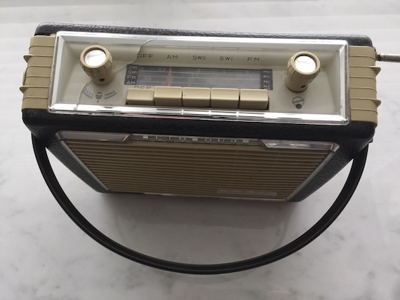 Autoradio a transistor portatile Blaupunkt Derby 1950. Scherzi a parte MCM  -  Italia