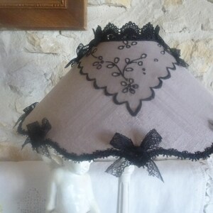 Abat-jour Hexagonal En Tissu Linge Ancien Avec Médaillon Appliqué (30cm, Douille E27)