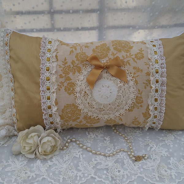 COUSSIN SHABBY chic soie naturelle  et linge ancien, dentelles et rubans