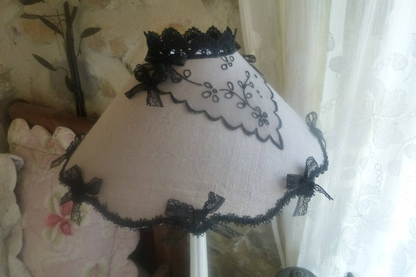 Abat jour brodé en linge ancien et monogrammes- Mme AS