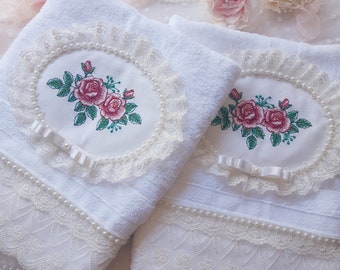 Duo de serviettes romantiques brodées de roses ,perles et dentelles.
