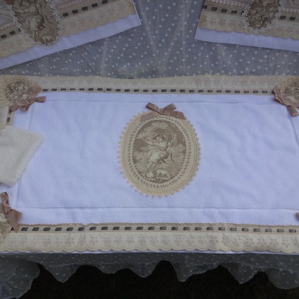 TAPIS de bain shabby romantique , beige et blanc toile Jouy, broderie anglaise et passementerie ancienne