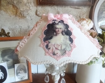 ABAT -JOUR shabby romantique , linge ancien , médaillon belle dame