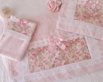 ensemble de salle de bain décoratif, rose poudré , imprimé de roses et broderie anglaise