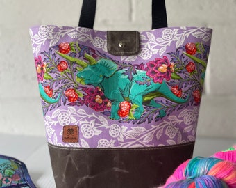 Dreierlei | Roar from Tula Pink Stricktasche mit offener Mitte | geröstete Umbra gewachste Leinwand unten und Schnappverschluss oben