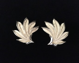 Vintage Trifari©  Gold Tone Flowing Leaves Clip-On Earrings (Gn2)