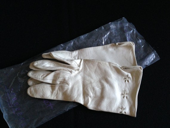 Vintage 1940's Ladies "Kid Gloves"  (LDT1) - image 2