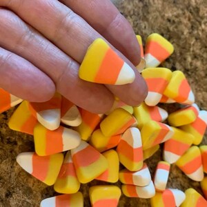 5 - 100 piezas de cabujones de caramelos de maíz falsos / chispas de slime de caramelos de maíz realistas en 3D, dijes para decoración de Halloween al por mayor 10PCS CLAY CANDYCORN