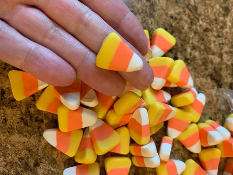 5 - 100 piezas de cabujones de caramelos de maíz falsos / chispas de slime de caramelos de maíz realistas en 3D, dijes para decoración de Halloween al por mayor 10PCS CLAY CANDYCORN